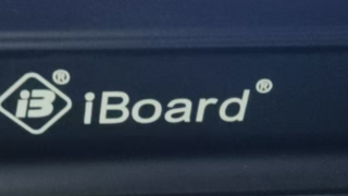 iBoard laserlogo en knoppen voor het onderframe