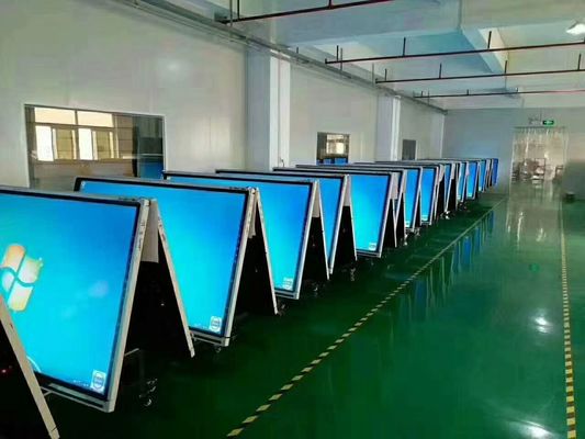 Ervaar de kracht van interactieve touchscreen monitor 2mm nauwkeurigheid 15W * 2 of 20W * 2 luidsprekers en draadloze scherm projectie