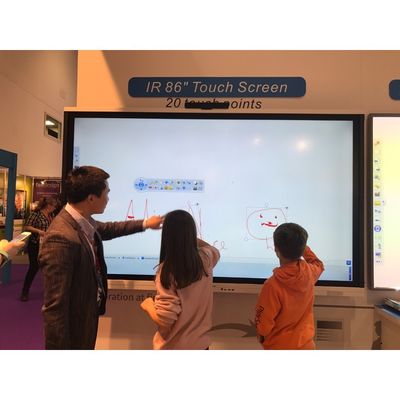 Ervaar de kracht van interactieve touchscreen monitor 2mm nauwkeurigheid 15W * 2 of 20W * 2 luidsprekers en draadloze scherm projectie