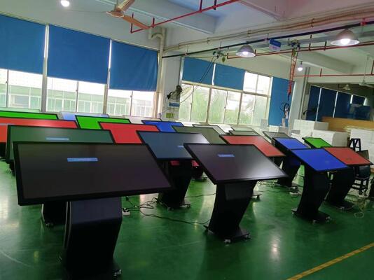 55 inch 4K touchscreen kiosk met Android/Windows OS voor interactieve digitale bewegwijzering en menuborden